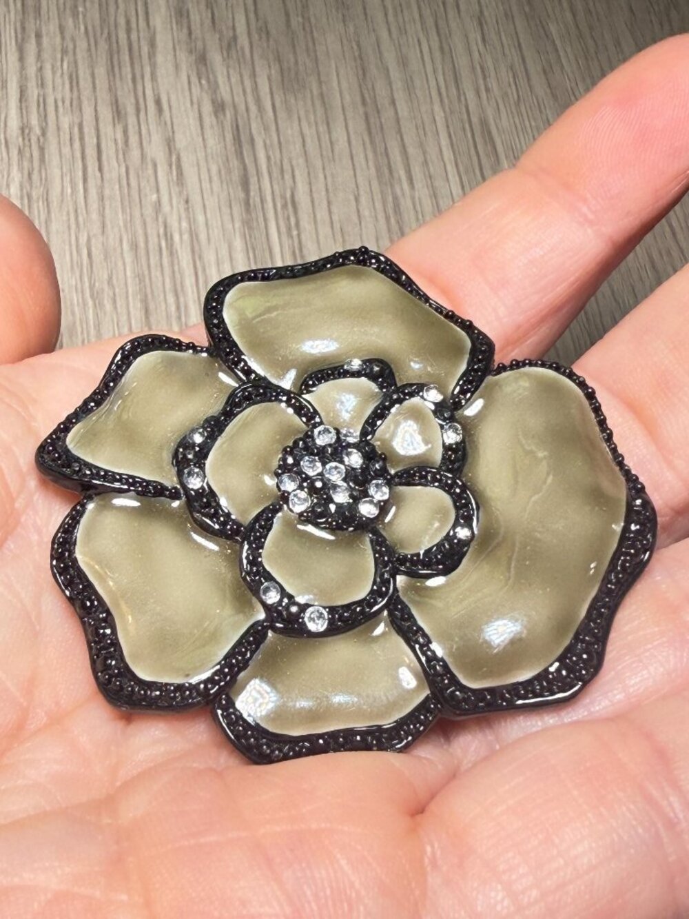 LC Liz Claiborne Style Black Cream Enamel Flower Brooch Vintage Pin 2 inches - Picture 5 of 6